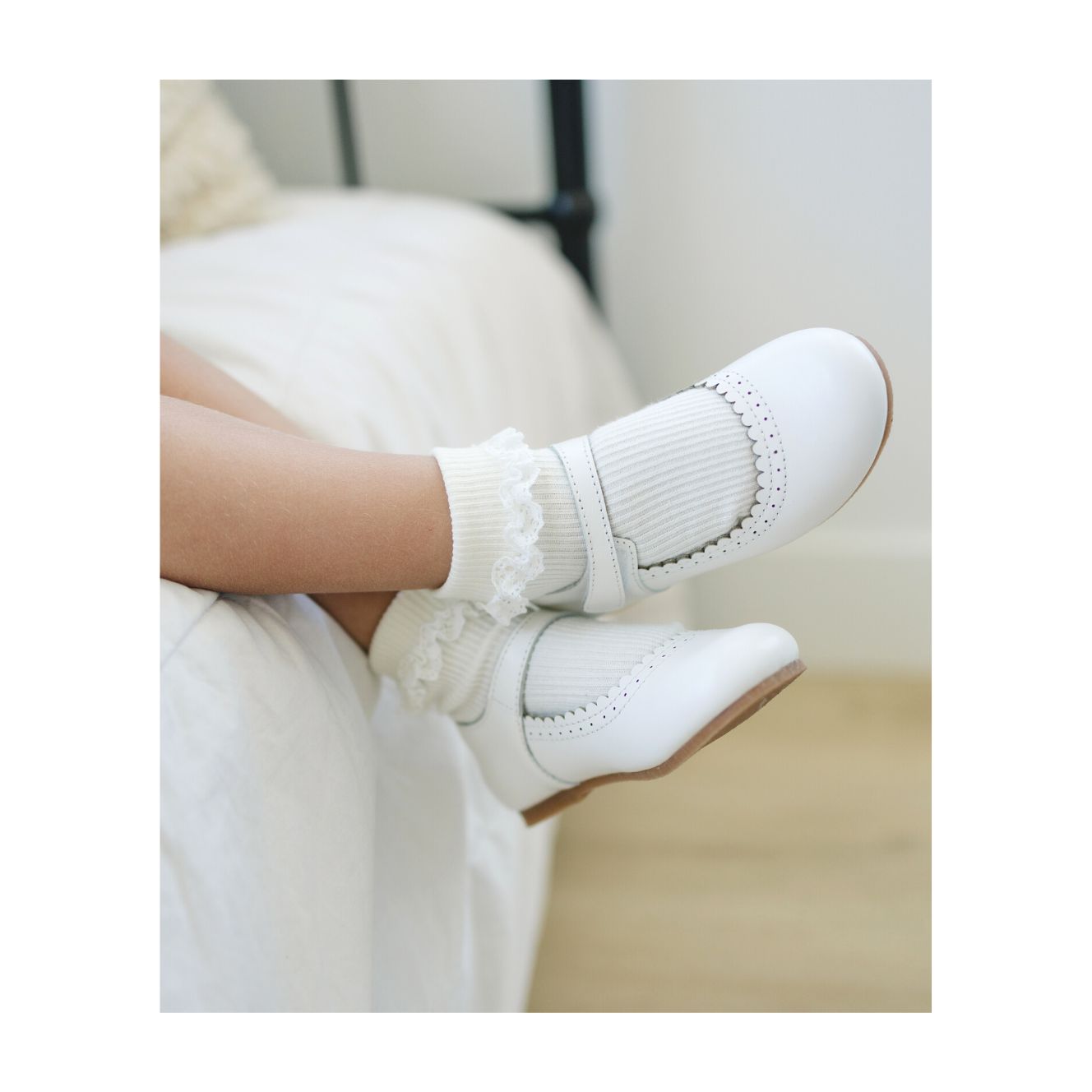 Lucille Scalloped Flat | White